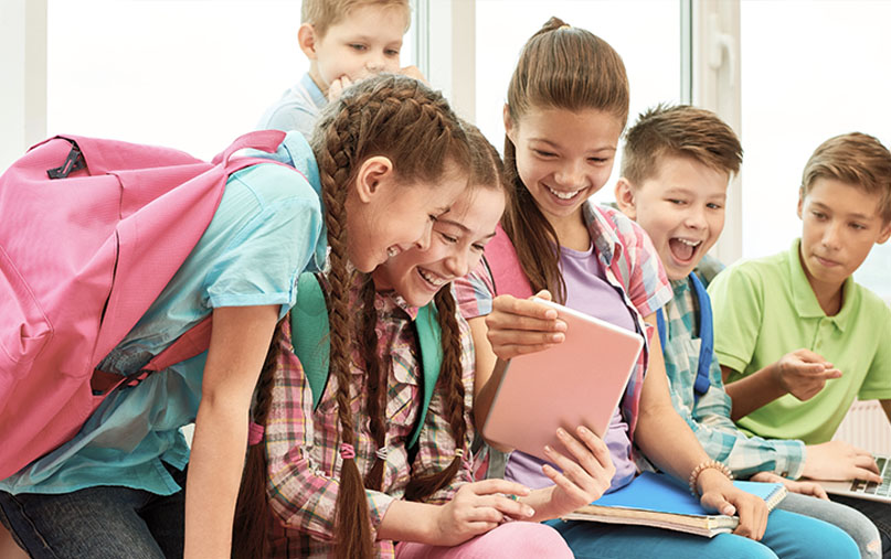 imagen de niños de 12 años riendo en la escuela