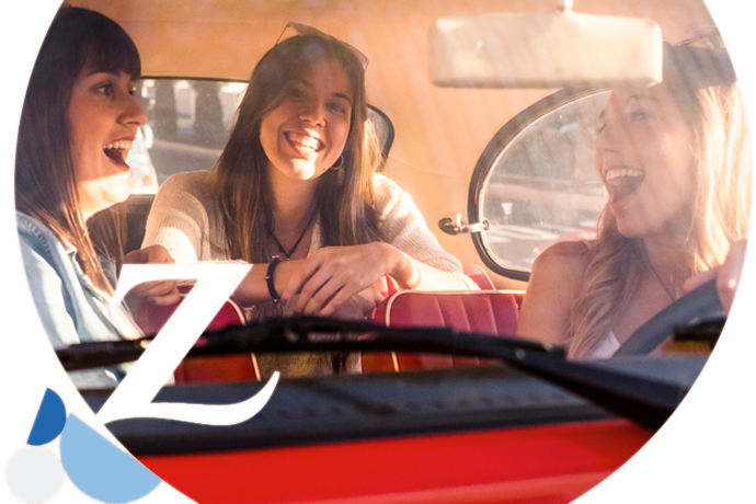 tres jóvenes riendo en el coche