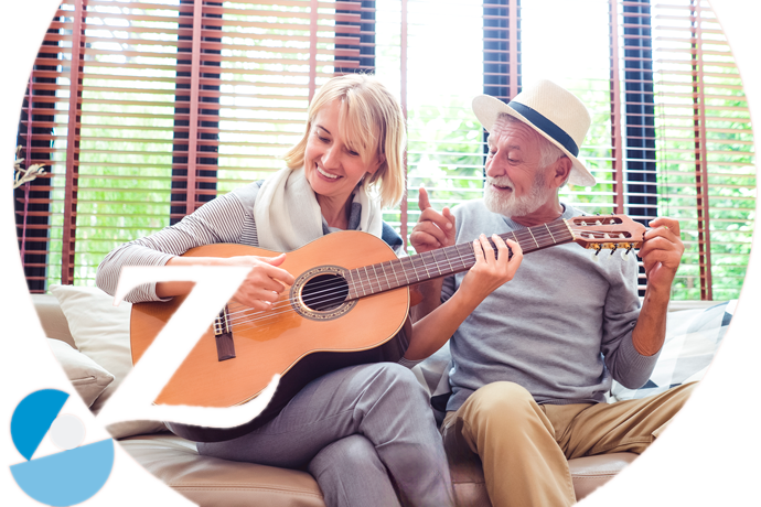 älteres Paar singt mit einer Gitarre