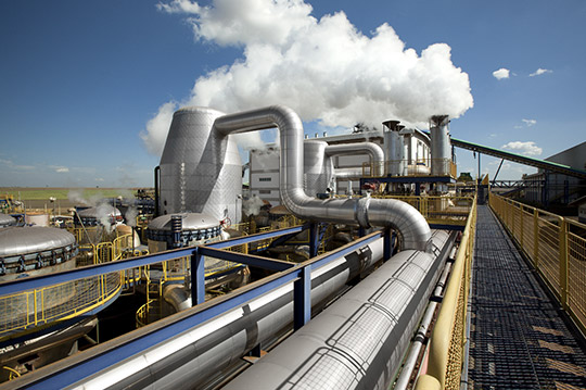 Instalación industrial con chimeneas echando humo