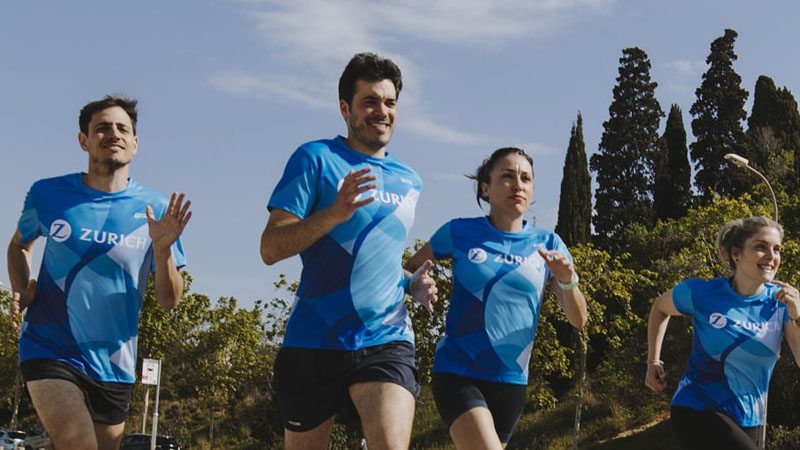 grupo de personas corriendo, con camiseta de deporte Zurich