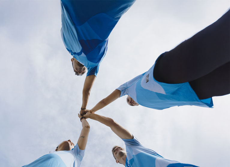 equipo de runners chocando las manos