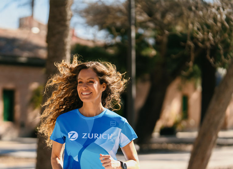 Laura Madrueño corriendo con camiseta Zurich