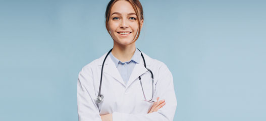 chica médico sonriente