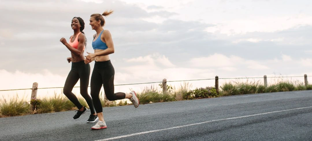 Dos mujeres entrenando