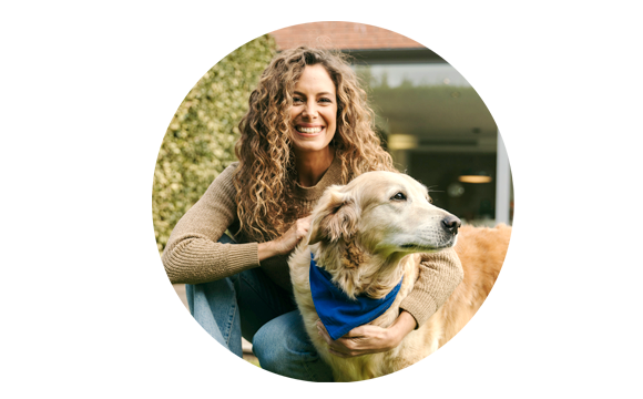 chica acariciando un perro