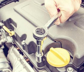 Persona firmando documentos para financiar un coche